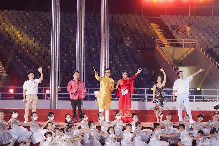 MC Phí Linh - người cầm trịch trong Lễ khai mạc SEA Games 31 nhận 'cơn mưa lời khen' từ khán giả Ảnh 1