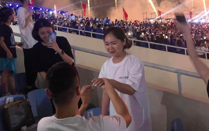 U là trời! Chàng trai tỏ tình với cô gái đúng khoảnh khắc bắn pháo hoa tại sân Mỹ Đình Ảnh 2