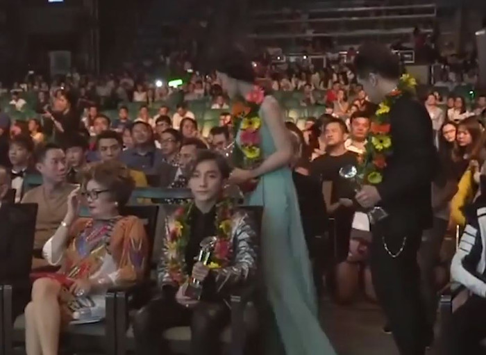 Nam ca sĩ đã 'đứng hình' ngay lập tức ngay sau đó