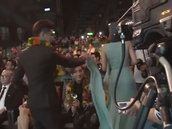 Sơn Tùng trở nên bối rối khi bị Đông Nhi 'lơ đẹp' tại chốn đông người