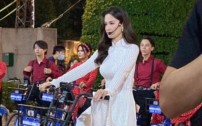 Chưa đầy 24 tiếng sau tâm thư xin lỗi, Đông Nhi đã lộ diện chốn đông người với khuôn mặt hơi 'quạu' Ảnh 2