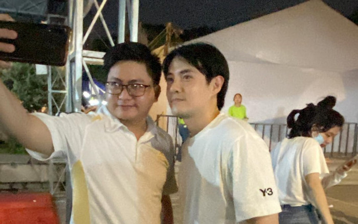 Hộ tống Đông Nhi đi diễn, Ông Cao Thắng vui vẻ chụp ảnh cùng khán giả hậu ồn ào xin lỗi fan Ảnh 2