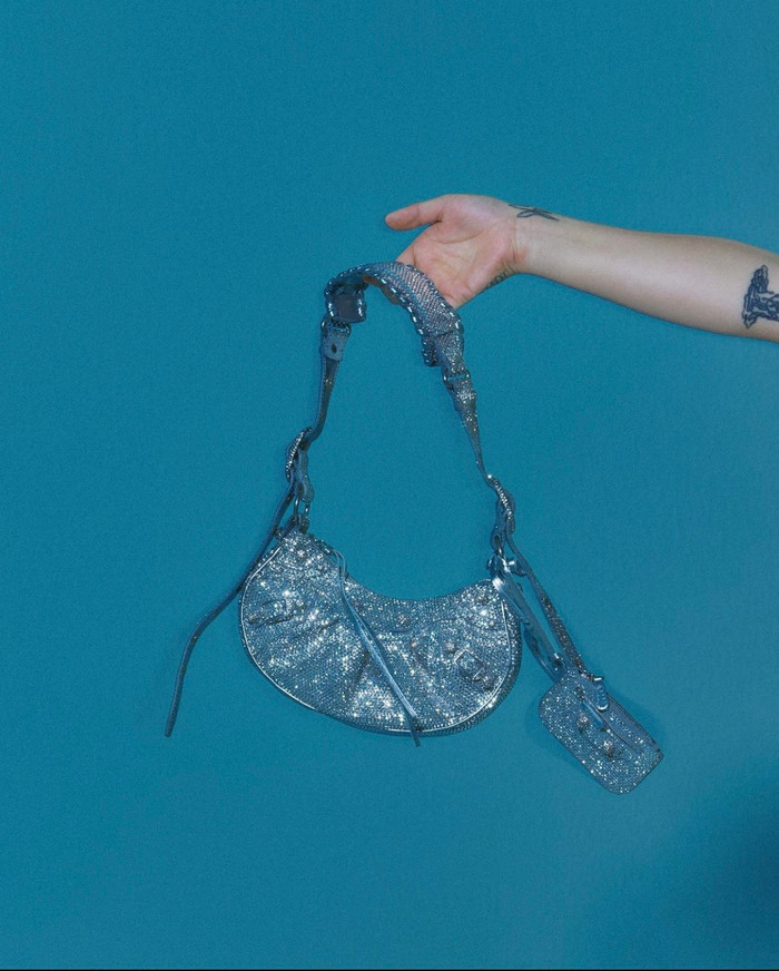 Han So Hee khoe khéo hình xăm.