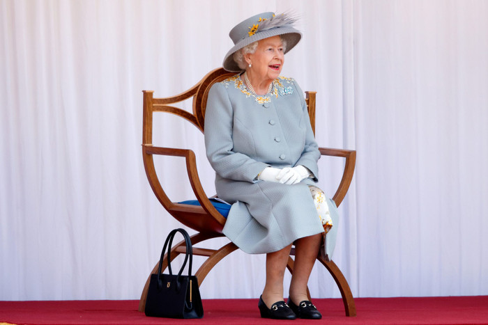 Nữ Hoàng Elizabeth II mặc gì suốt 70 năm trị vì nước Anh? Ảnh 11