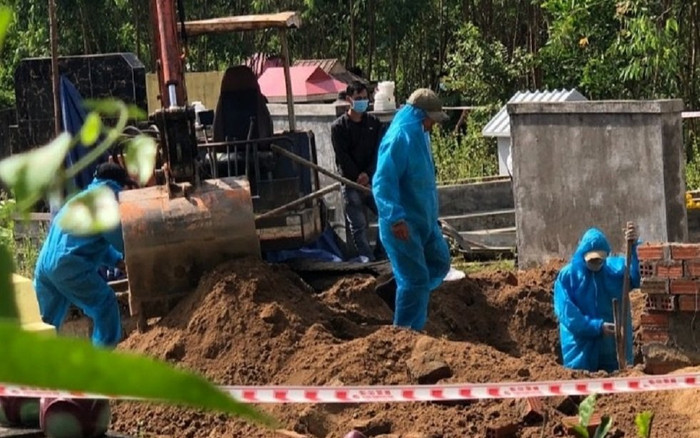 Công an khai quật tử thi người đàn ông nghi do con trai sát hại Ảnh 2