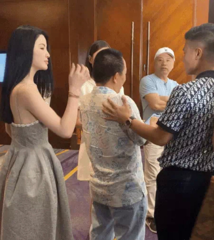 Kể từ khi bị netizen phát hiện hẹn hò, cả hai xuất hiện bên nhau như 'hình với bóng' ở tất cả các sự kiện.