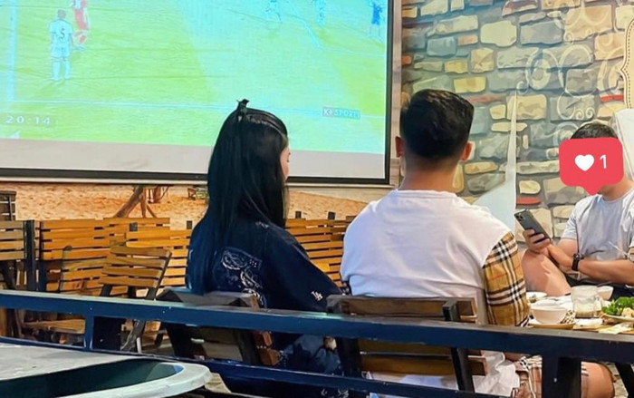Ét ô ét, bắt gặp Quang Hải và 'bạn gái tin đồn' hẹn hò riêng xem U23 Việt Nam Ảnh 2