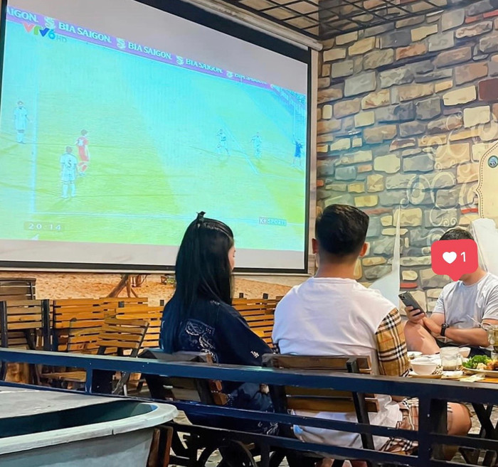 'Team qua đường' kịp bắt trọn khoảnh khắc Quang Hải và 'bạn gái tin đồn' cùng xuất hiện ở một quán ăn tại Cần Thơ.