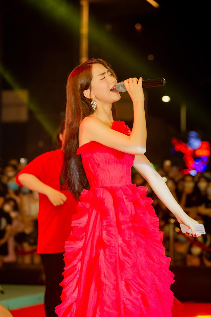 Hòa Minzy chia sẻ việc phải tiêm thuốc liên tục để đảm bảo giọng hát ổn định Ảnh 6