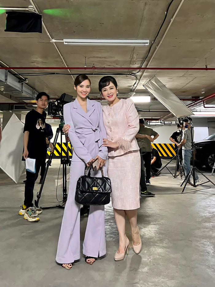 So kè thời trang của Lan Phương và Huyền Lizzie trong 'Thương ngày nắng về' Ảnh 4