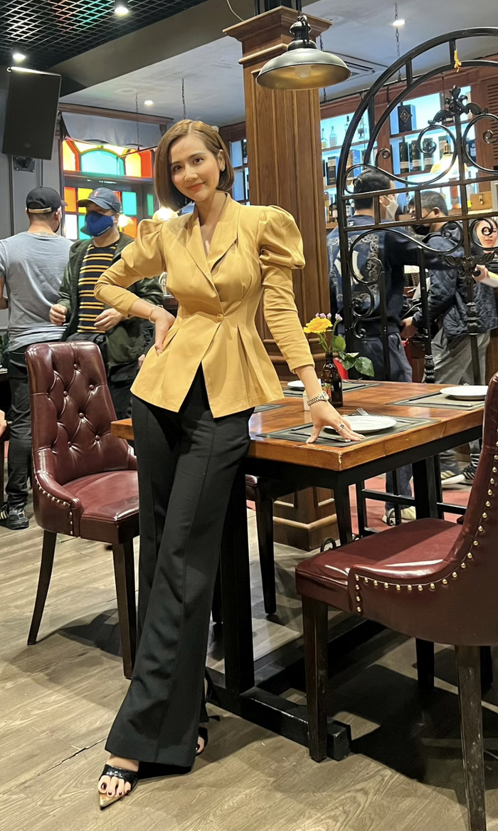 So kè thời trang của Lan Phương và Huyền Lizzie trong 'Thương ngày nắng về' Ảnh 8