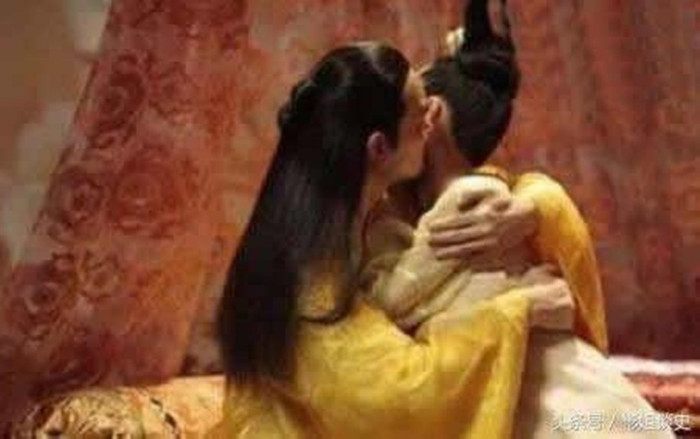 Mối tình 'điên rồ' yêu vú nuôi của Hoàng đế không biết chữ Ảnh 2