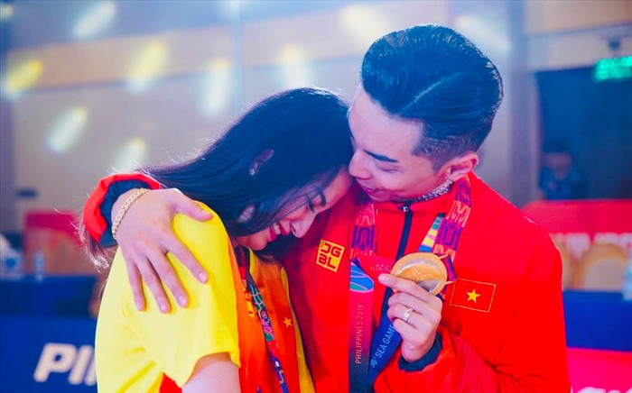 Phan Hiển hạnh phúc bên Khánh Thi sau khi giành kỷ lục cho Việt Nam tại SEA Games 31 Ảnh 2