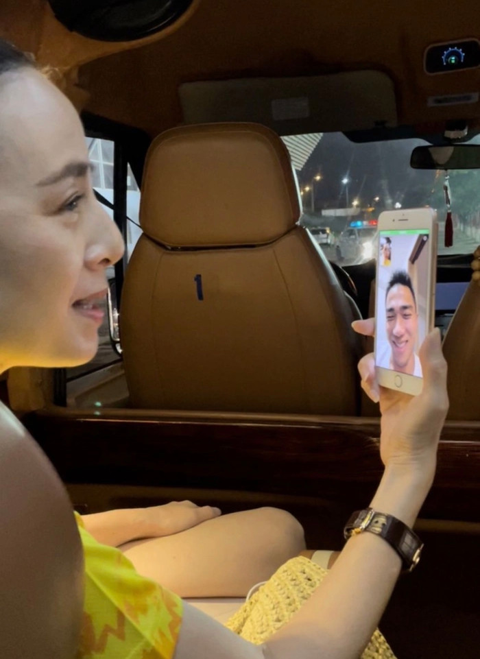 Madam Pang xài điện thoại iPhone 8 Plus. Ảnh: Siamsport