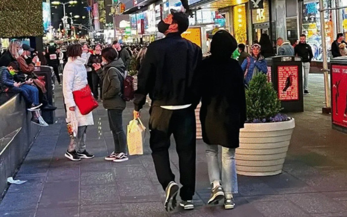 Cặp đôi BinJin được bắt gặp tại New York: Cùng diện đồ đôi, Son Ye Jin nép vào Hyun Bin đầy ngọt ngào Ảnh 2