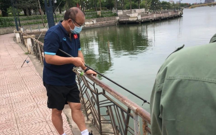 Clip: HLV Park Hang Seo hào hứng mượn cần câu, câu cá ở Việt Trì, netizen thốt lên 'cưng xỉu' Ảnh 2