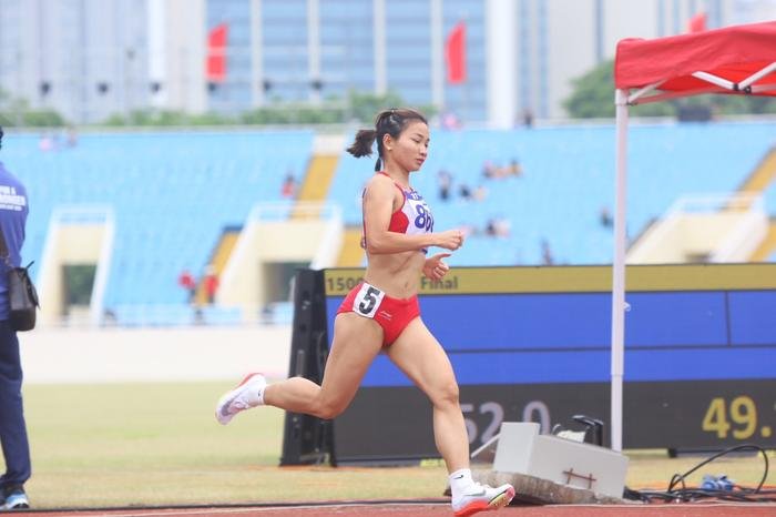 Nguyễn Thị Oanh giành 3 HCV SEA Games 31: Ngả mũ trước nghị lực phi thường của cô gái 1,53 m! Ảnh 1