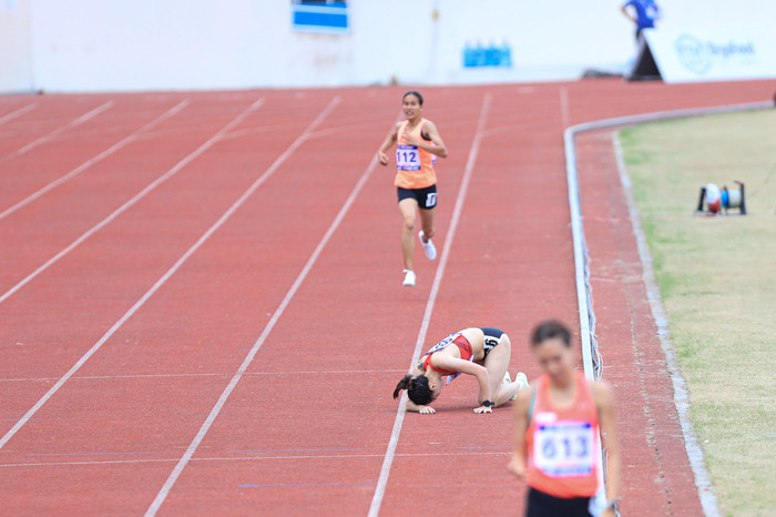 Khoảnh khắc Đinh Thị Bích đau đớn vì bị đối thủ chơi xấu.