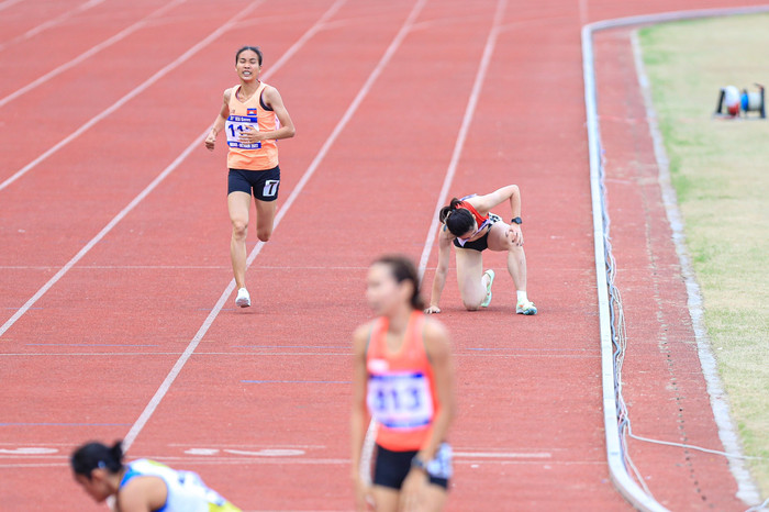 Nhà vô địch SEA Games bị ngã nhào và không thể tiếp tục cuộc đua.