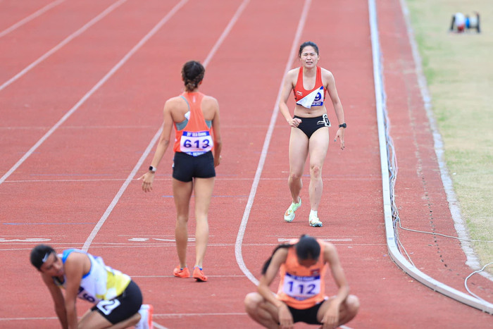 Đinh Thị Bích bật khóc trong nỗi đau.