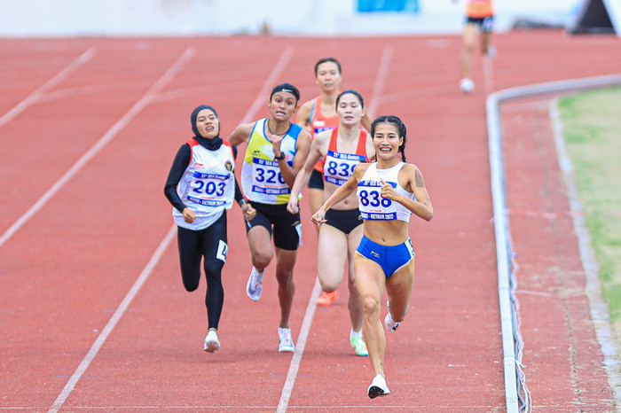 Đinh Thị Bích (số 839) là nhà vô địch SEA Games 30 ở dung 800 m.