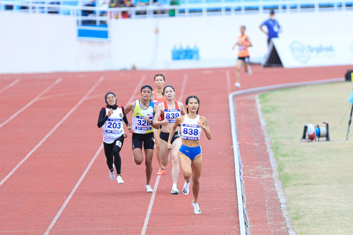 VĐV Malaysia (số 326) đã chen lên và có động tác hất tay khiến cho Đinh Thị Bích mất đà.