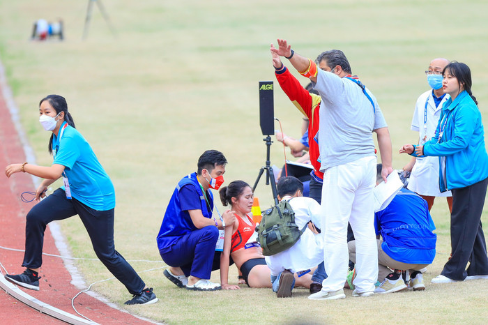 VĐV Việt Nam đã bị đau và các bác sĩ chăm sóc, sau đó phải di chuyển đến bệnh viện kiểm tra chấn thương.