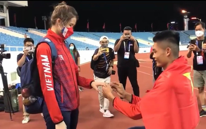 Nhà vô địch SEA Games 31 có màn cầu hôn bạn gái đầy ngọt ngào ngay sau khi nhận HCV Ảnh 2