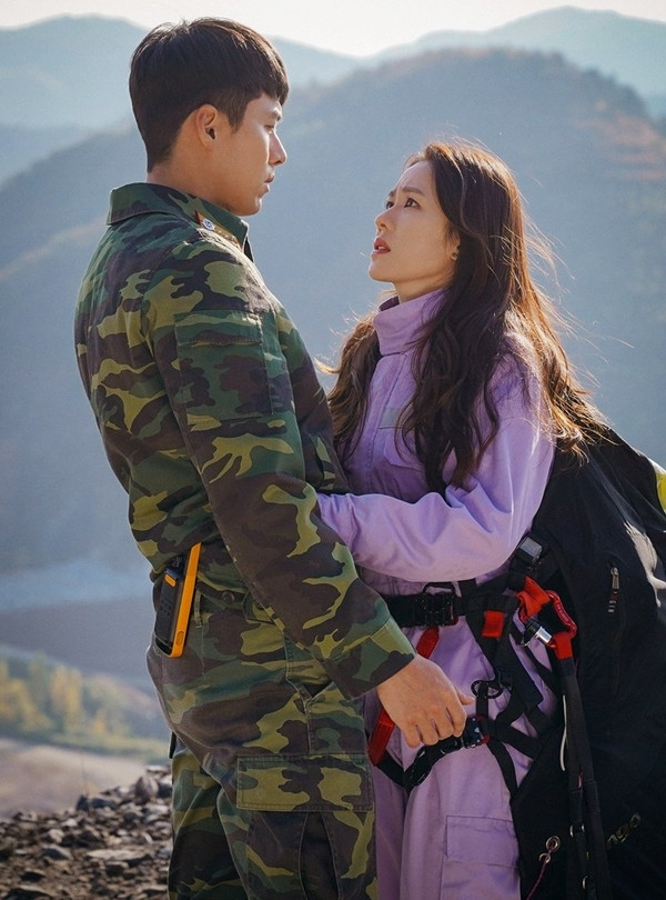 Trong thời điểm quảng bá Crash Landing On You, nhiều người đã đặt ra nghi vấn hẹn hò của Hyun Bin - Son Ye Jin vì sự quan tâm họ dành cho đối phương.