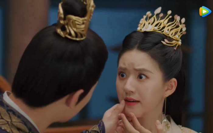 Thả Thí Thiên Hạ: Triệu Lộ Tư lo hôn Dương Dương đến trôi son, biểu cảm của phía trai gây sốt Ảnh 5