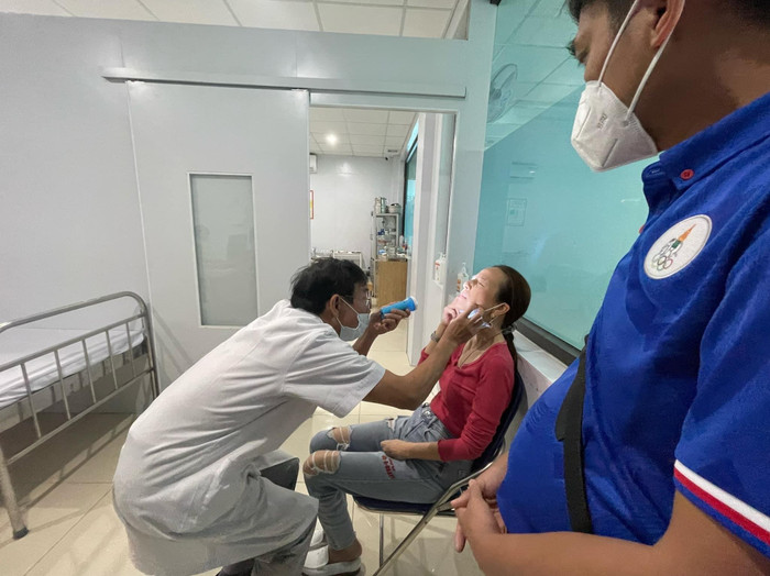 Madam Pang kiểm tra chấn thương vào hôm nay.