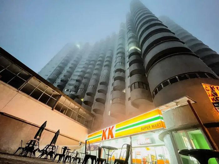 Cô gái trẻ 'bạo gan' trải nghiệm một đêm tại 'khách sạn ma ám' ở Malaysia Ảnh 3