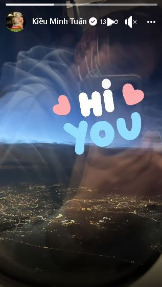 Mặc dù Kiều Minh Tuấn chia sẻ hình ảnh vào 7h sáng nhưng bầu trời qua ô cửa sổ máy bay đang là buổi tối