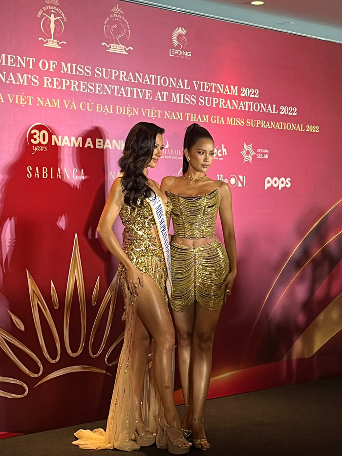 Miss Supranational Vietnam 2022 và Miss Supranational Vietnam 2018 diện out fit 'chặt đẹp' tại buổi họp báo.