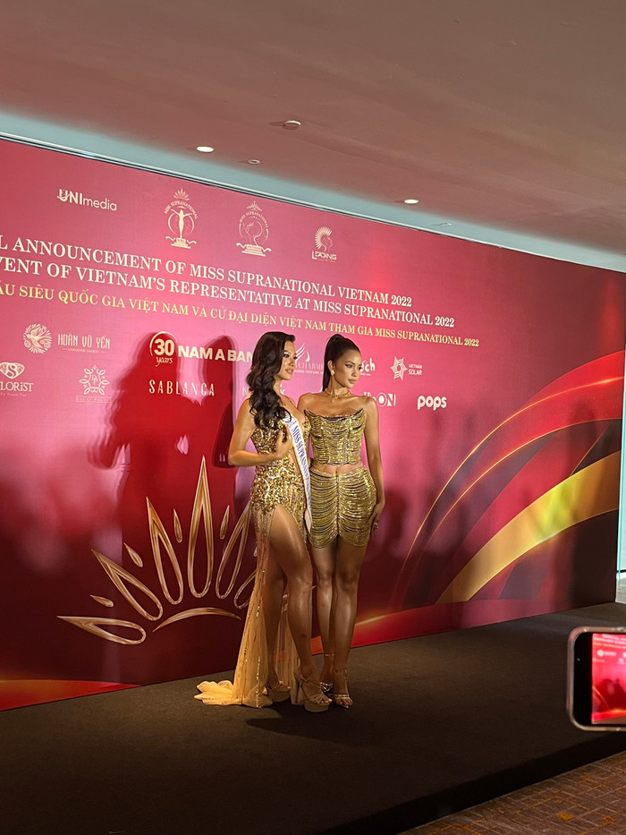 Ngọc Châu khiến fan u mê vì trang phục tôn ba vòng hoàn hảo, đôi chân thon. 