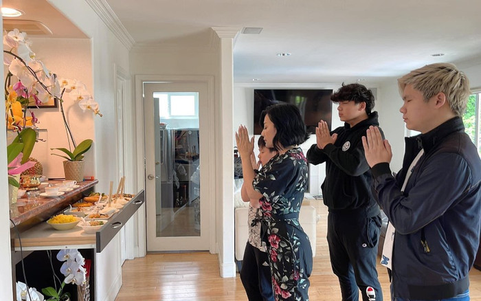 Vợ cũ Bằng Kiều đưa các con về thắp hương ngày giỗ cố ngoại, xúc động nhớ lại kỉ niệm quá khứ Ảnh 2