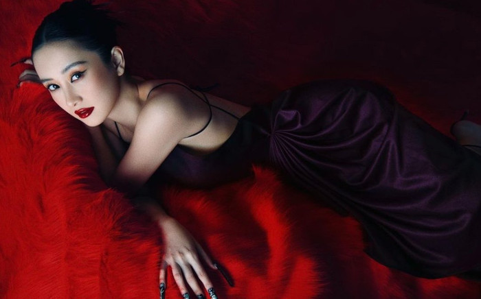 Jun Vũ chụp ảnh khoe móng như ma nữ, cộng đồng mạng: 'Chị có sốt không sao lại ôm trán?' Ảnh 2