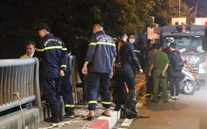 Cô gái kêu gào thảm thiết khi chứng kiến người bạn nam đi cùng bất ngờ nhảy cầu tự tử Ảnh 2