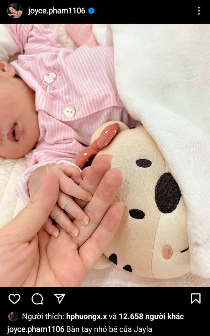 Joyce Phạm bắt đầu cởi mở hơn khi khoe 1 phần dung mạo nhóc tỳ. 