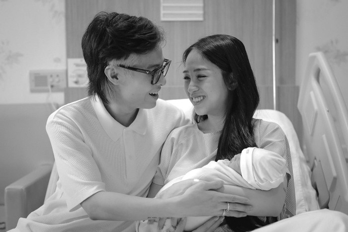 Người đẹp chia sẻ chưa muốn công khai khuôn mặt Jayla đến với mọi người vì đợi con cứng cáp hơn thì cô mới thoải mái chia sẻ.