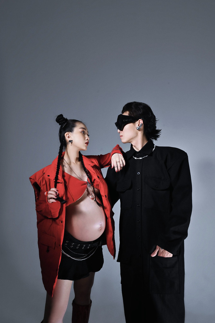 Sau khi kết hôn không lâu, cặp đôi nhận nhiều sự chú ý khi nghe tin Joyce Phạm mang thai con gái thứ 2.   