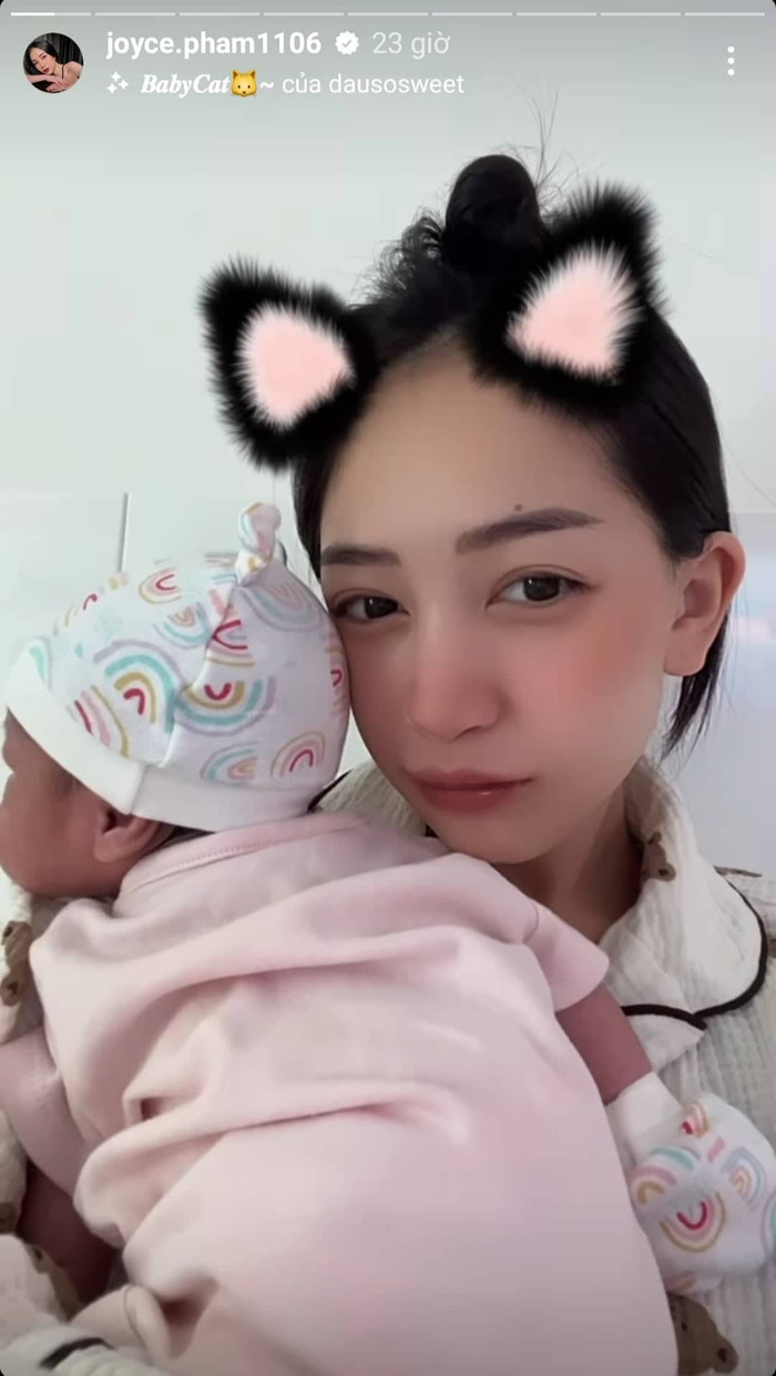 Hình ảnh mẹ bỉm đáng yêu bên nhóc tỳ khiến khán giả tan chảy. 