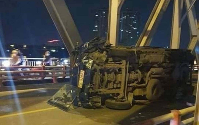 Thanh niên đi xe máy vào đường cấm trên cầu Chương Dương rồi đấu đầu ô tô Ảnh 2