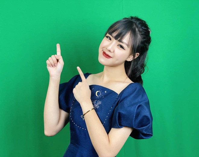 Cô sinh viên ngành luật bén duyên với nghề MC nhờ sự năng động trong phong cách dẫn.