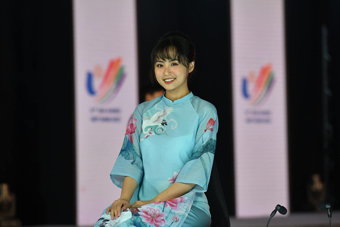 Minh Nghi với kiến thức chuyên môn cao và lối dẫn tinh tế.