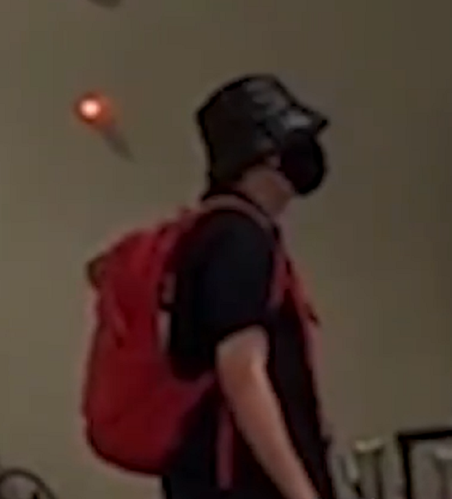 Hình ảnh mới nhất của Kiều Minh Tuấn bị netizen bắt gặp tại sân bay. (Ảnh: VieZ) 