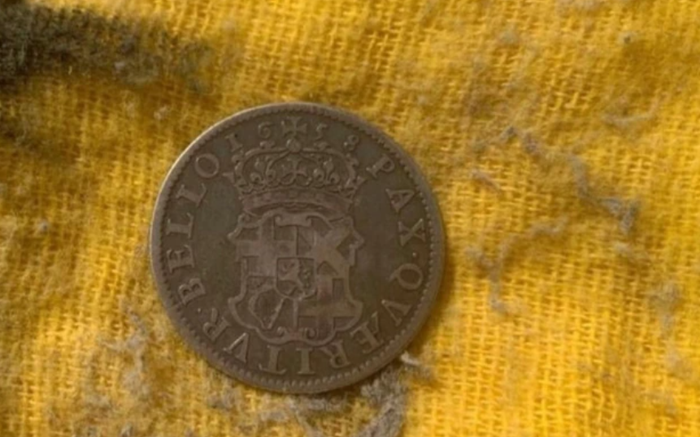 Báu vật mà &nbsp;David đã tìm thấy khi đang hút bụi cho ngôi nhà cổ. (Ảnh: The Sun)