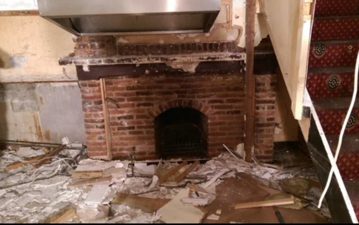 Cải tạo lại quán rượu, ông chủ 'ngã ngửa' khi phát hiện ra vật báu bị lãng quên cách đây 3 thế kỷ Ảnh 2