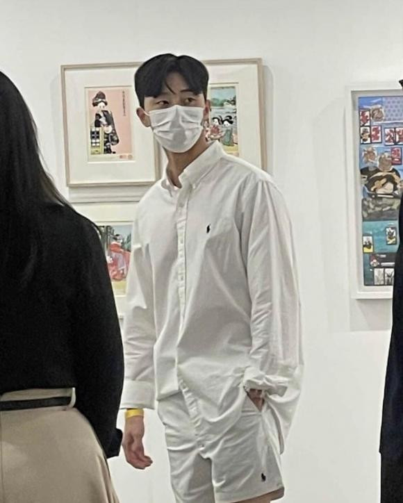 Không biết là trùng hợp hay duyên có 'sắp đặt', Park Seo Joon cũng diện bộ trang phục với tone trắng từ đầu đến chân khi tới một triển lãm nghệ thuật. 