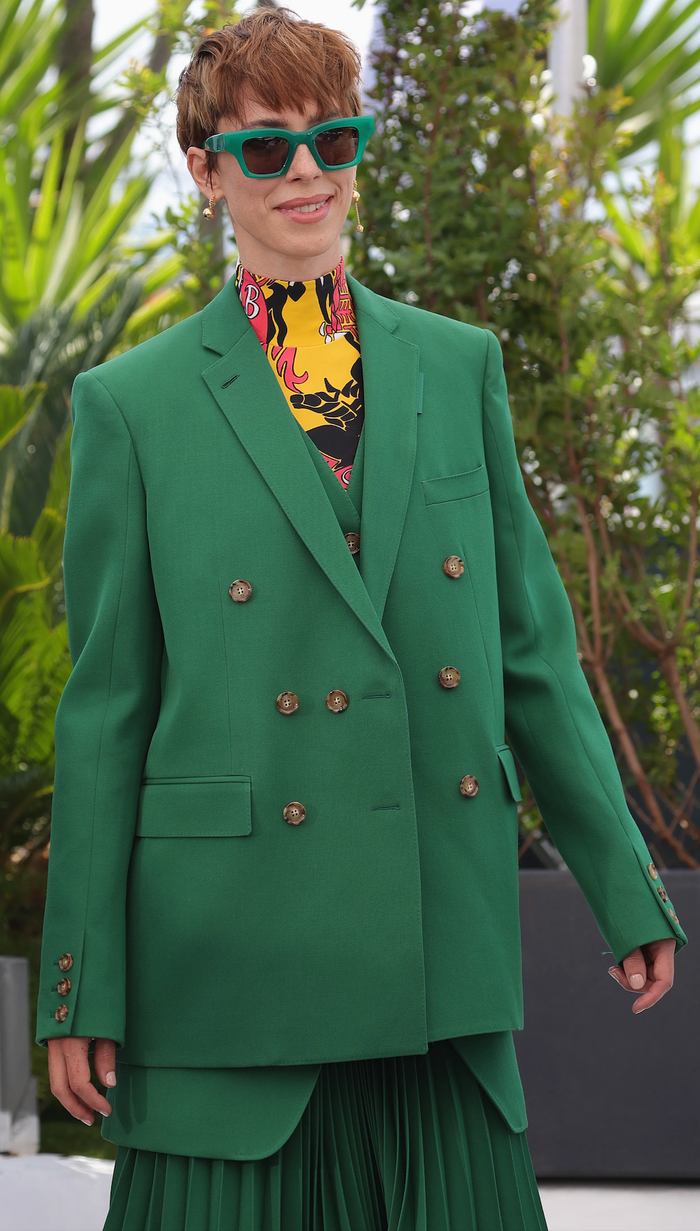 LHP Cannes 2022 ngày 1: Celeb mặc như tắc kè hoa, người hở bạo khiến fan thòng tim Ảnh 4